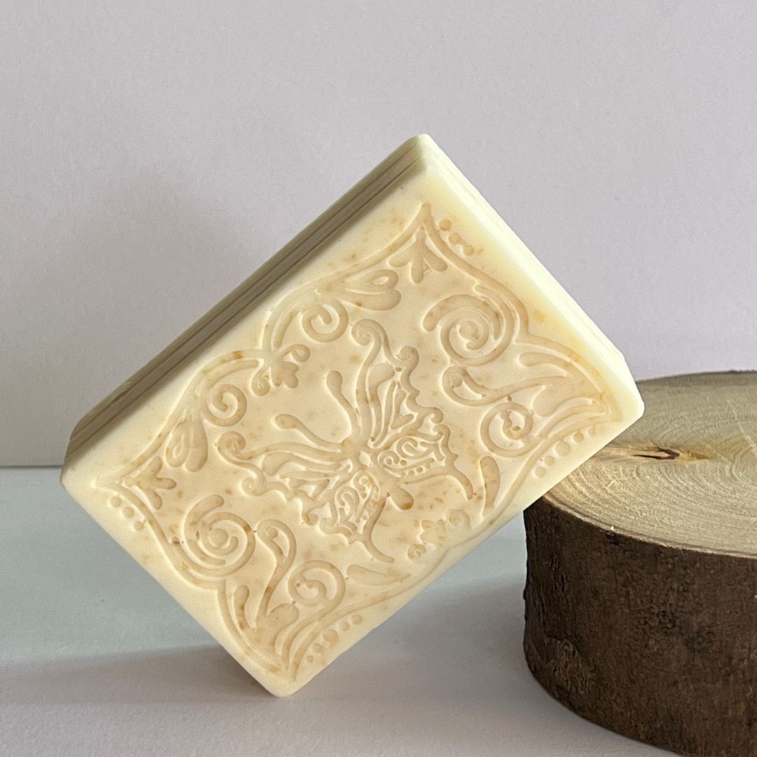 Jabón facial y corporal de avena, karité y lavanda