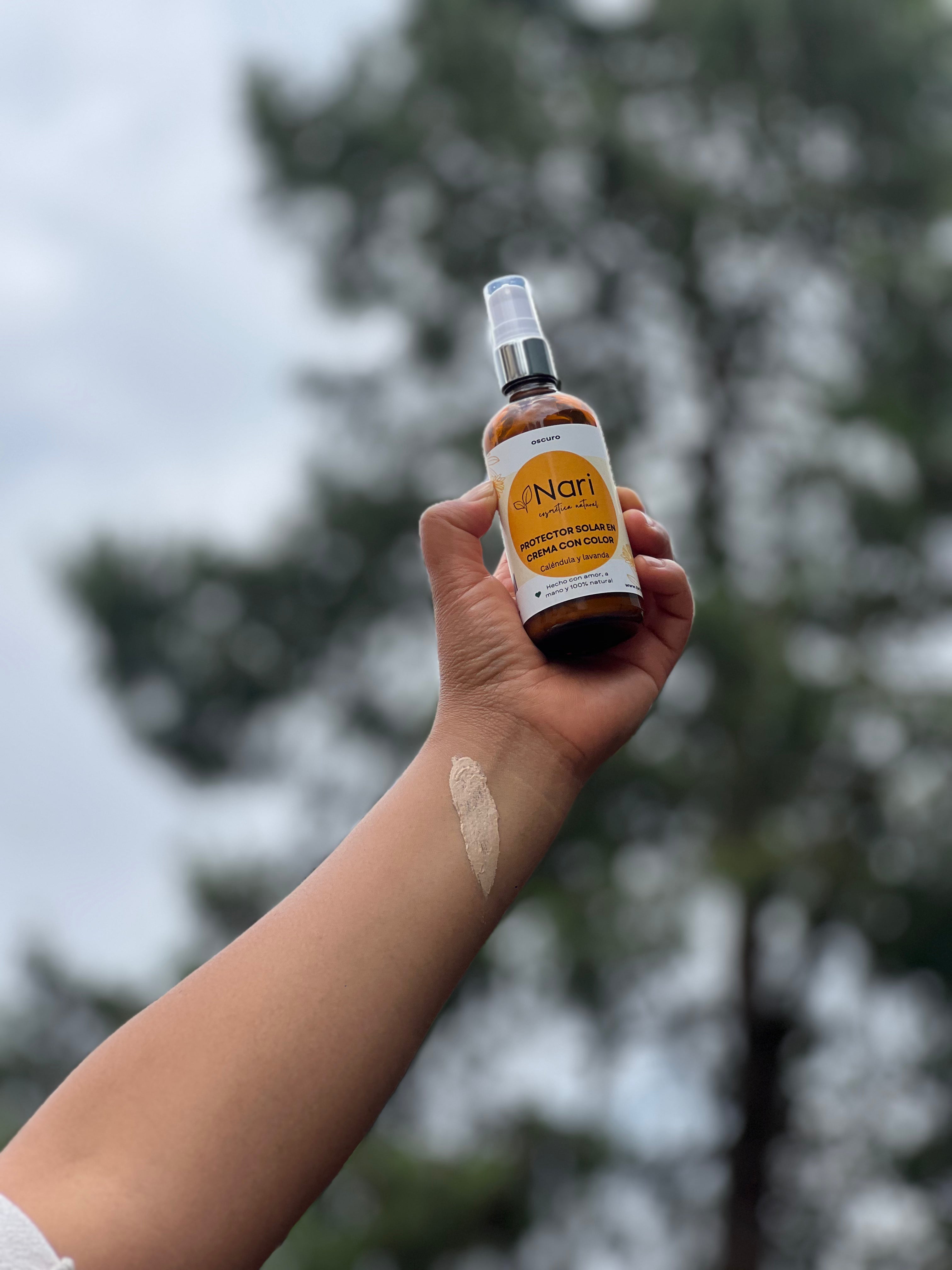 Protector solar con color de caléndula y uva