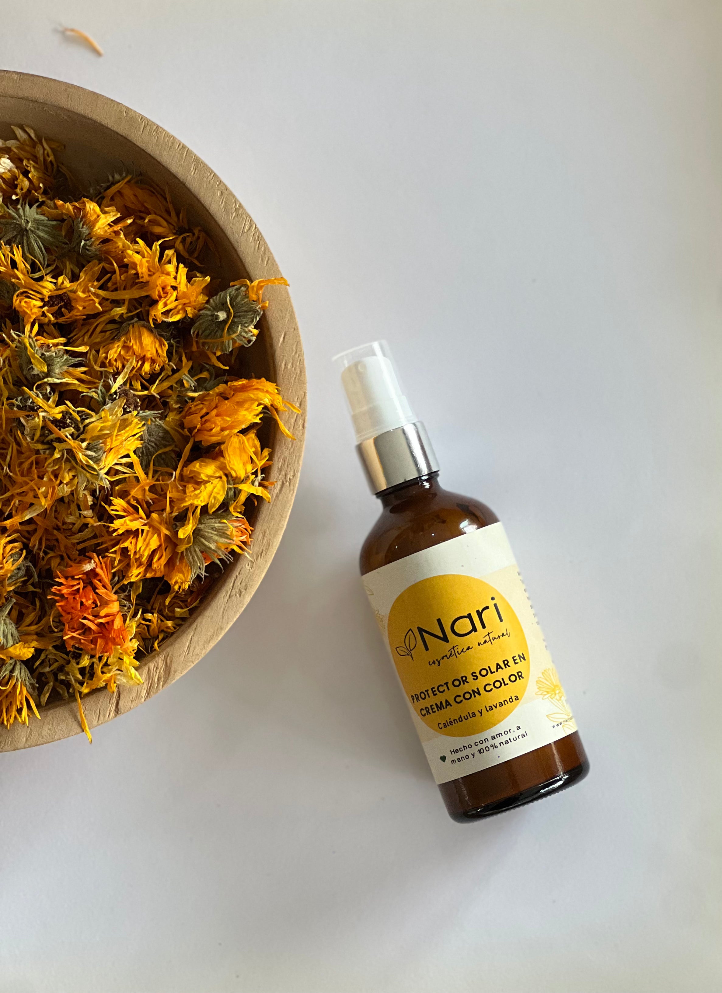 Protector solar con color de caléndula y uva